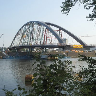 Frankfurt: Die neue Mainbrücke Ost wird eingeschwommen